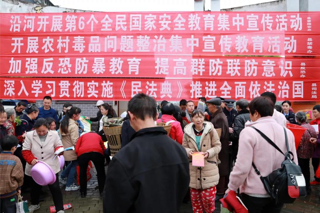 沿河.jpg