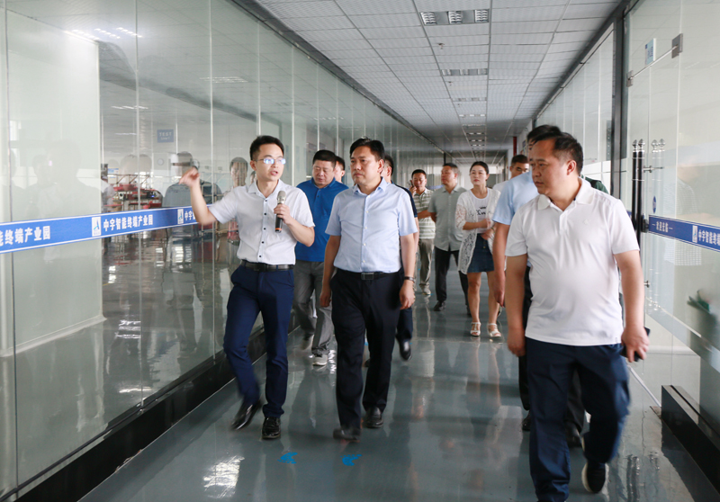 1567062696281455.jpg 图为陈达新在中宇元一智能制造公司查看生产情况.jpg