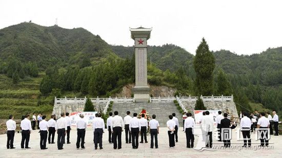 陈昌旭、陈少荣一行先后来到石阡县甘溪红军烈士陵园、困牛山红军壮举纪念碑前,向红军烈士敬献花篮,行三鞠躬礼,瞻仰纪念碑。