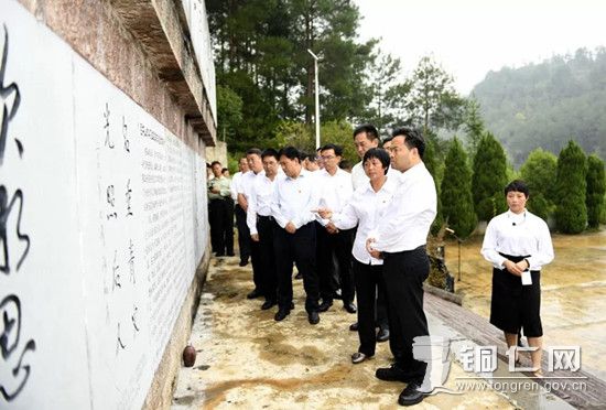 陈昌旭、陈少荣一行先后来到石阡县甘溪红军烈士陵园、困牛山红军壮举纪念碑前,向红军烈士敬献花篮,行三鞠躬礼,瞻仰纪念碑。1