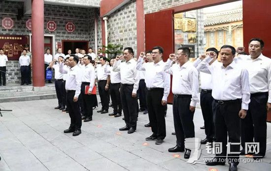 陈昌旭、陈少荣一行来到周逸群陈列馆,陈昌旭上前整理花篮缎带,全体人员向周逸群塑像三鞠躬。接着,面对鲜艳的中国共产党党旗,陈昌旭带领全体同志举起右拳,重温入党誓词。