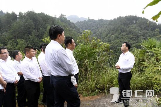 在困牛山红军集体跳崖处,石阡县红二六军团总指挥部旧址和陈列馆,详细听取相关情况介绍。