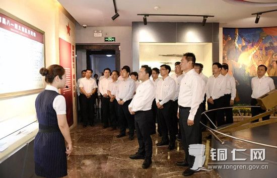 陈昌旭、陈少荣一行来到周逸群陈列馆,陈昌旭上前整理花篮缎带,全体人员向周逸群塑像三鞠躬。接着,面对鲜艳的中国共产党党旗,陈昌旭带领全体同志举起右拳,重温入党誓词。1