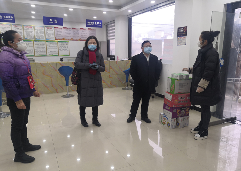 1580871707463034.jpg 了解疫情防控工作并为其送口罩、方便面等物资.jpg