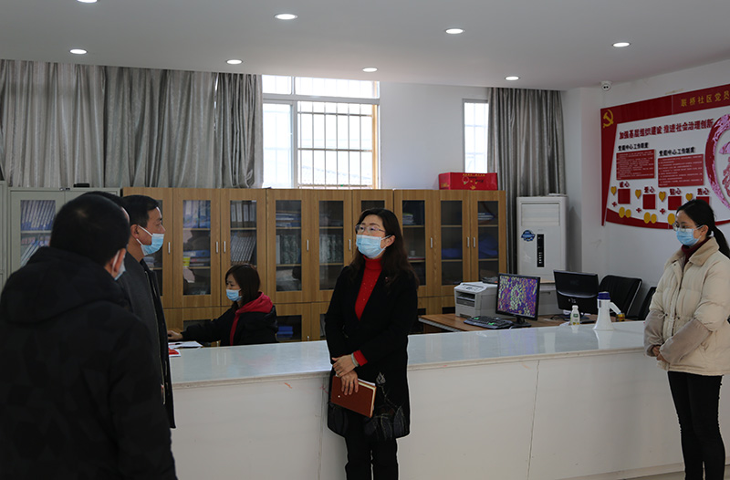 1582374309263092.jpg 在和平街道联桥安置点和工作人员交谈.JPG