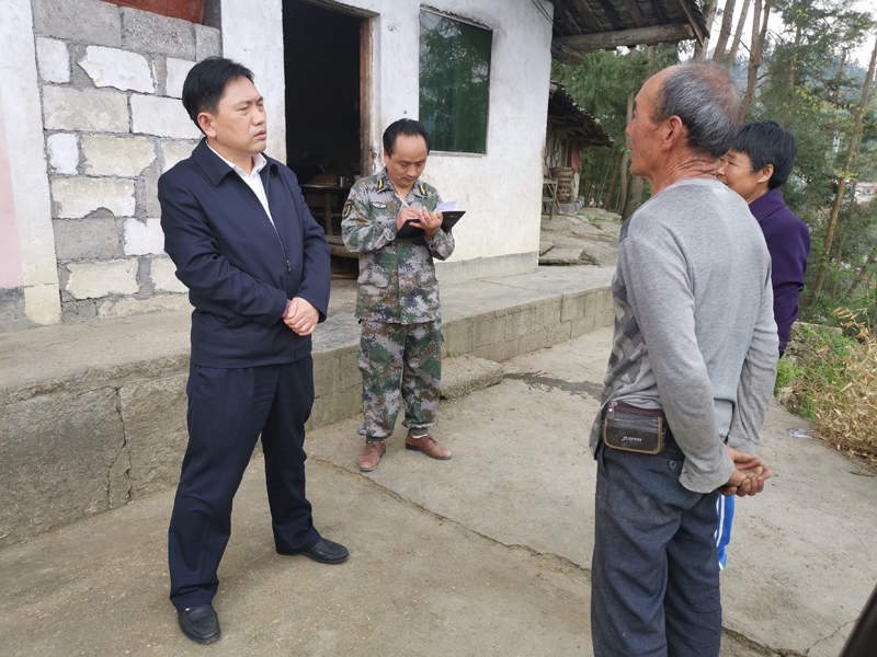 1585299402663004.jpg 图为陈达新在银山村了解群众政策享受情况.jpg