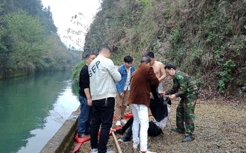 1588730177189234.jpg 江口县桃映镇人大代表黄桥梁救助落水少年现场.jpg