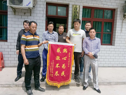 1588730218164775.jpg 村民群众为黄桥梁代表送上锦旗现场.jpg