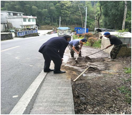 1588730255309082.png 县人大代表刘汝平带头修建公路边沟现场.png