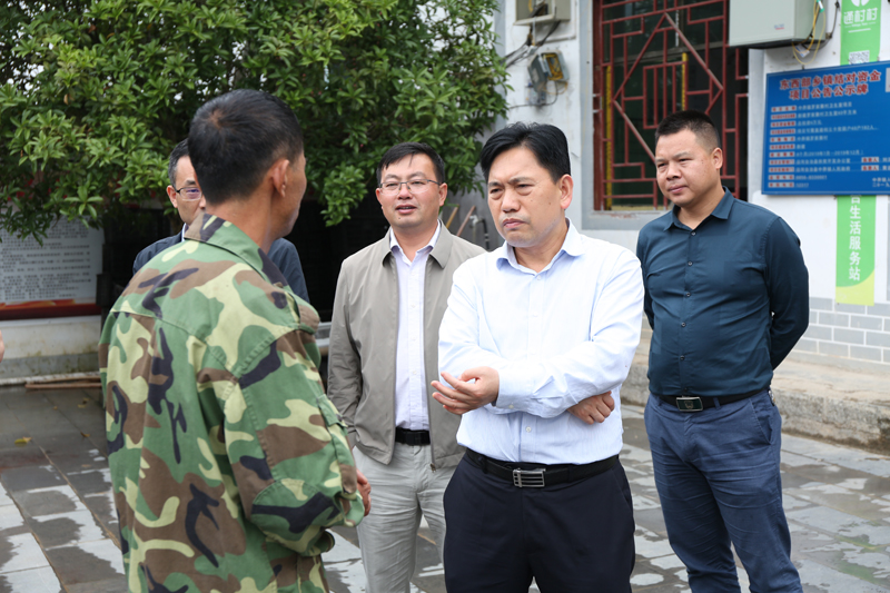 1590140867370031.jpg 陈达新到沿河县中界镇挂牌督战脱贫攻坚工作.JPG