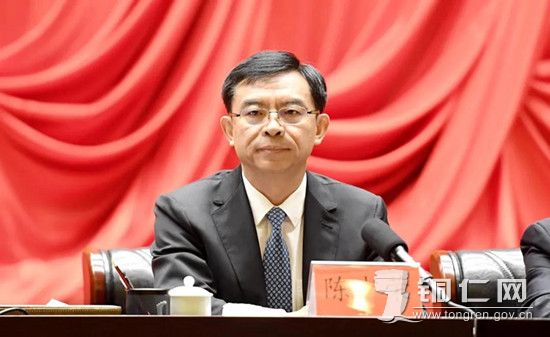 市委副书记、市长陈少荣宣读《中共铜仁市委关于表彰全市脱贫攻坚优秀共产党员和先进党组织的决定》