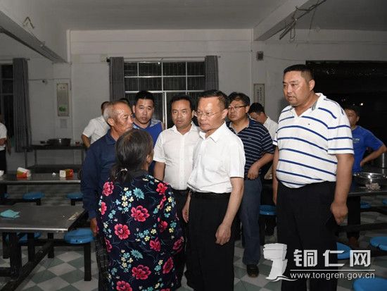 胡忠雄一行在甘龙镇中学群众转移集中安置点,走访已经入住的部分群众