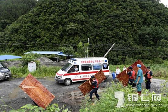 灾情发生后,消防人员、公安特警及民兵应急队伍等第一时间携带救援设备进入现场展开救援