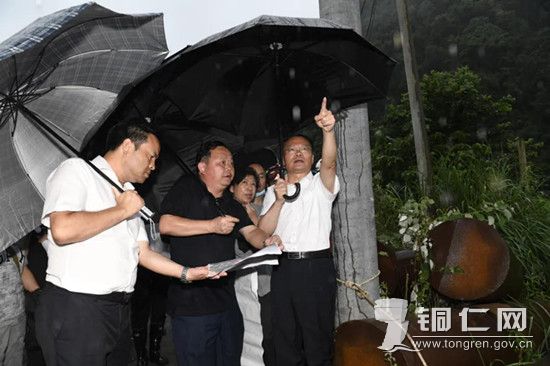 胡忠雄在松桃甘龙山体滑坡现场指导救援工作现场