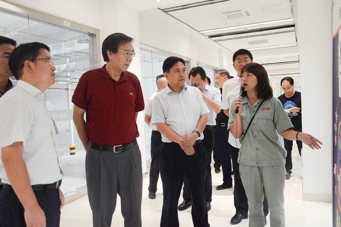1598518181425668.jpg 调研组在江口县农夫山泉生产基地调研(刘芮摄) (1).JPG