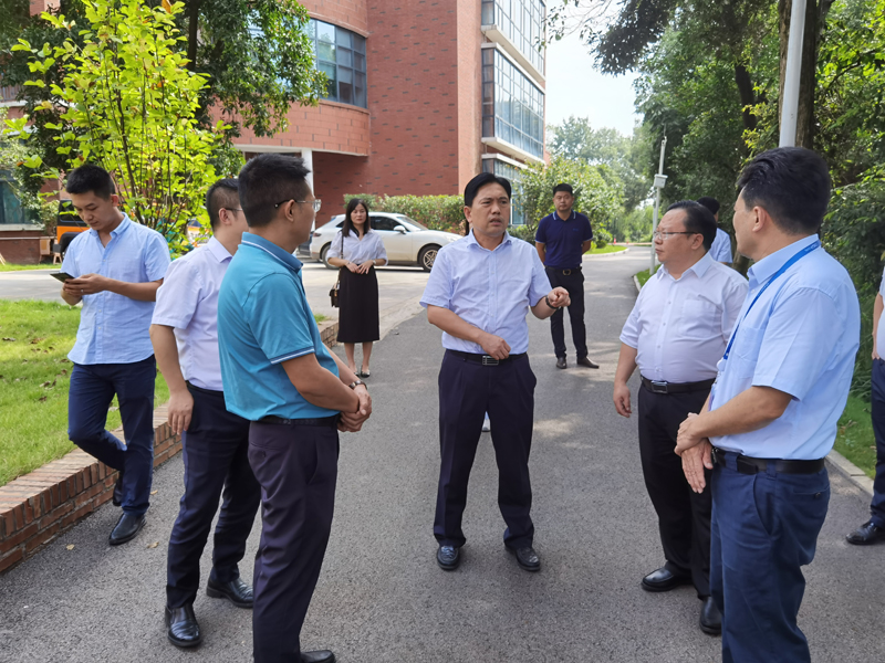 1599708723814458.jpg 陈达新在在湖南省宁乡市中伟集团有限公司考察.jpg