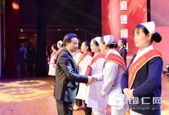 市委书记陈昌旭为受表彰的先进集体和个人授奖