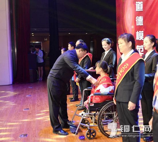 市委副书记孙含欣为受表彰的先进集体和个人授奖