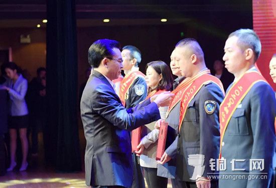 市委副书记、市长陈少荣为受表彰的先进集体和个人授奖