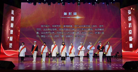 “铜城仁者•战疫先锋”、“铜城仁者·战疫标兵”、“铜城仁者•战疫好人”获奖代表合影