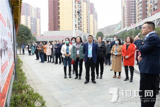 与会人员对碧江区打角冲社区、松桃苗族自治县育才社区易地扶贫搬迁后续扶持工作及“四安家园”建设等情况实地观摩