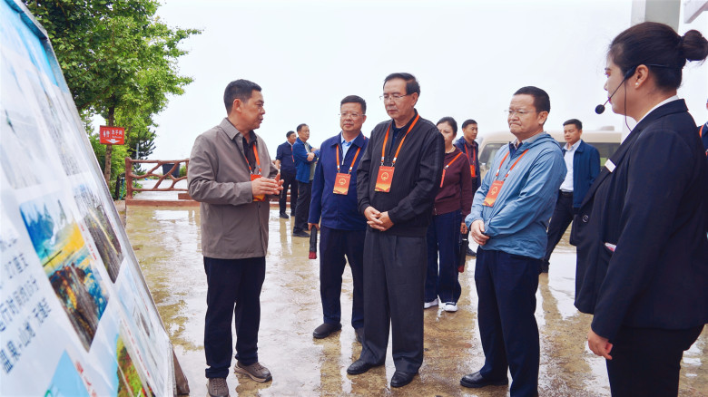 1760691197439805.jpg 视察组在石阡县仙人街景区视察了解乡村旅游发展情况。_副本.jpg