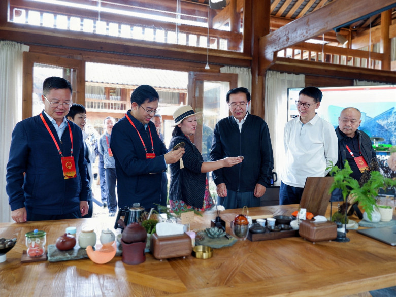 1760691232698123.jpg 视察组在印江自治县阅云山居民宿视察了解民宿产业发展情况。_副本.jpg