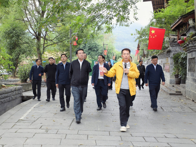 1760691266301851.jpg 视察组在江口县云舍村视察了解乡村旅游及民宿产业发展情况。_副本.jpg