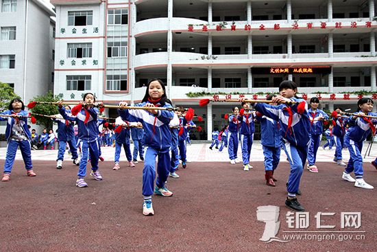 图为金钱杆表演现场 - 复件