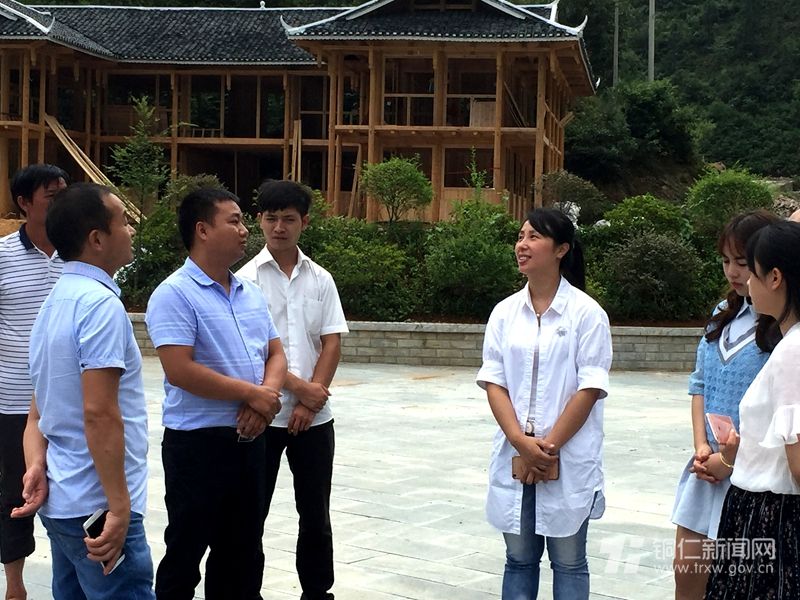 1督查组一行听取相关负责人工作汇报