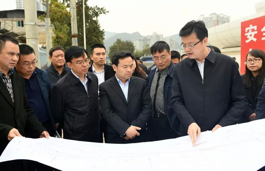 陈昌旭、陈少荣率相关部门负责人对主城区重点项目规划建设作了现场办公。
