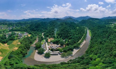 绿水青山间松桃自治县三渡水一角。.jpg