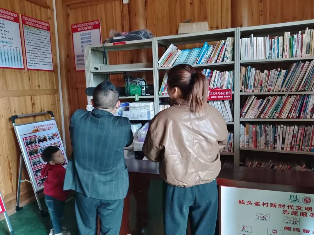 村民兑换商品(城头盖村 供图).jpg