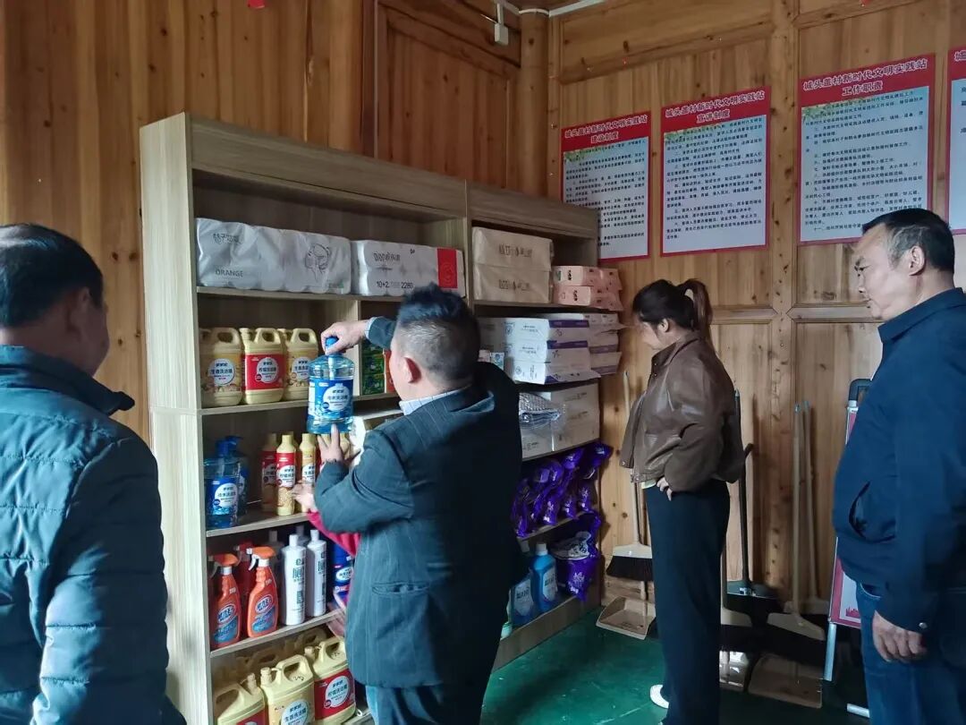 村干部查看商品(城头盖村 供图).jpg
