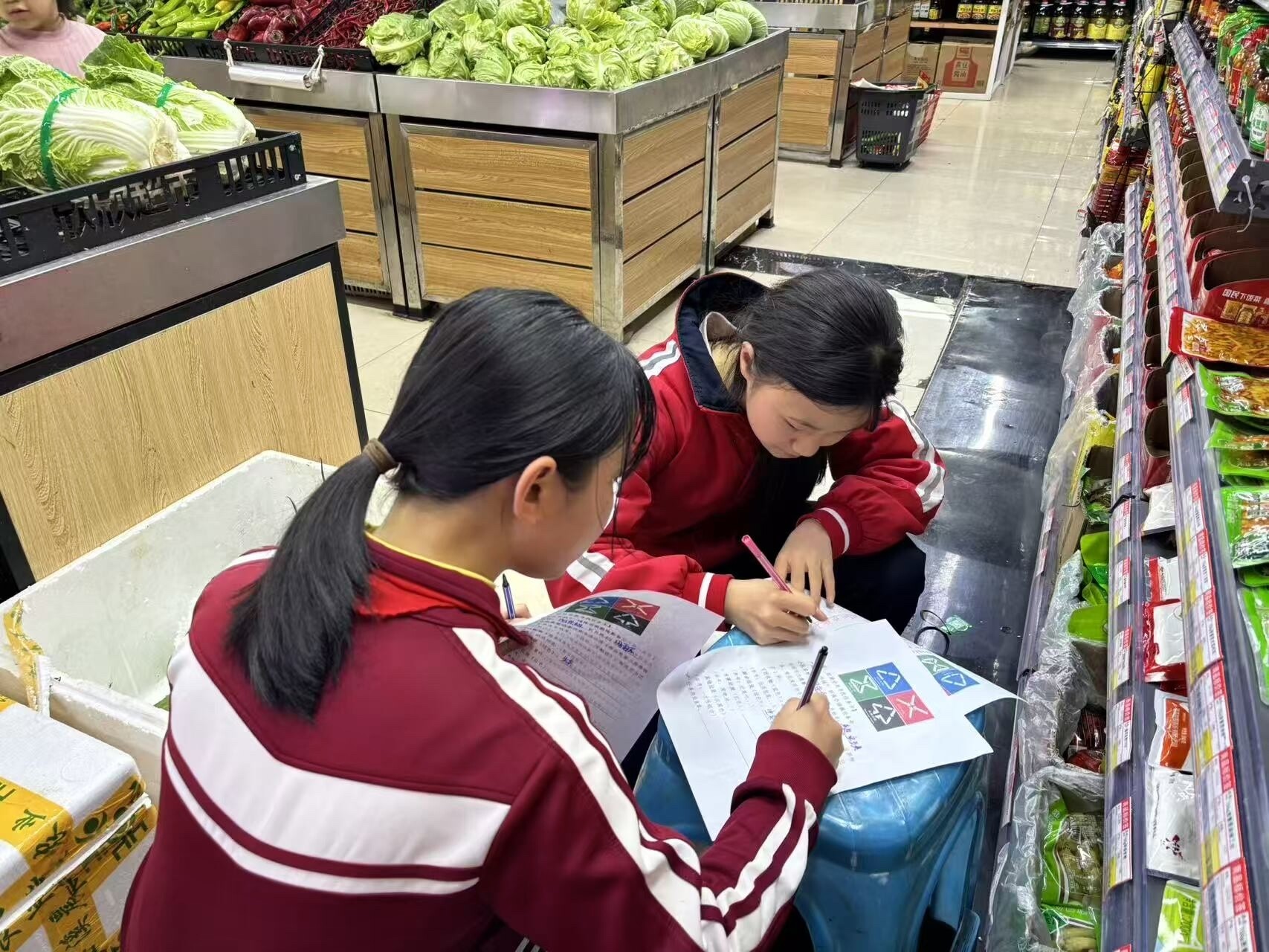 实景实践“垃圾分类”点亮万山社区青少年环保意识