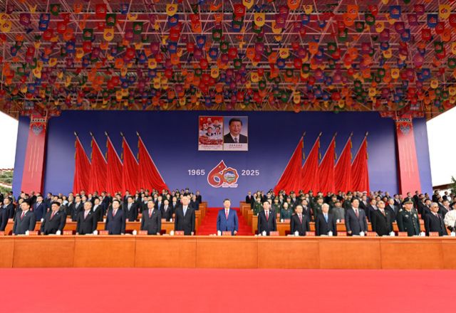 西藏自治区成立60周年庆祝大会隆重举行 习近平出席大会