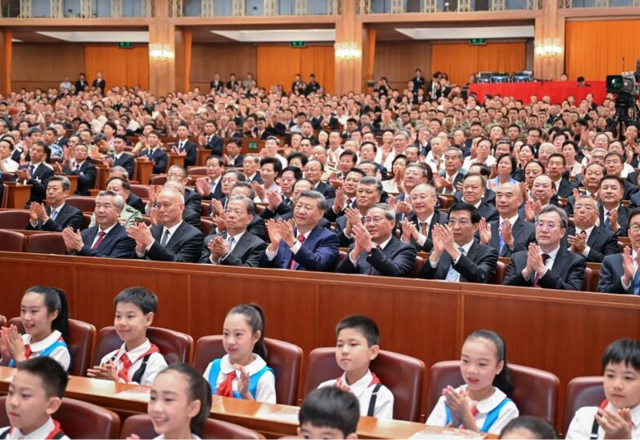 纪念中国人民抗日战争暨世界反法西斯战争胜利80周年文艺晚会《正义必胜》在京隆重举行 习近平等出席观看