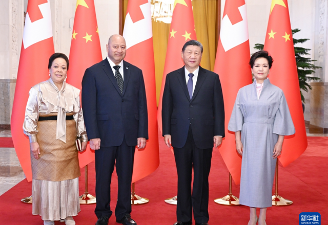 习近平会见汤加国王图普六世
