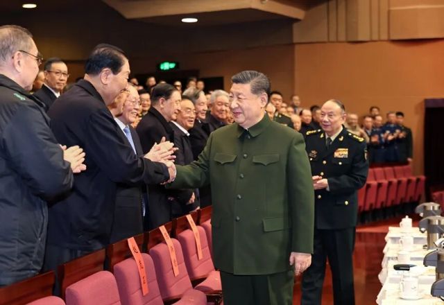 中央军委举行慰问驻京部队老干部迎新春文艺演出 习近平向全军老同志祝贺新春