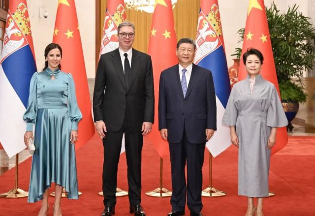 习近平同塞尔维亚总统武契奇会谈
