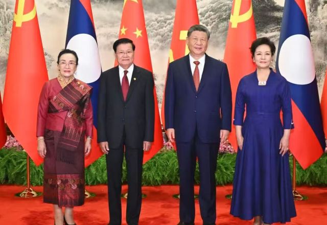 习近平同老挝人革党中央总书记、国家主席通伦会谈