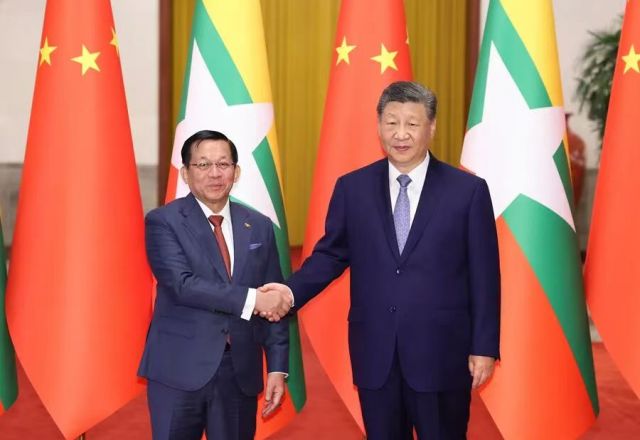 习近平同缅甸总统敏昂莱会谈