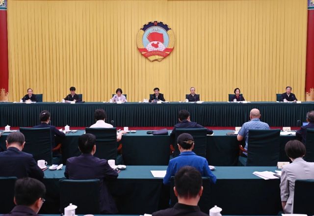 全国政协召开双周协商座谈会 围绕充分挖掘体育产业促进消费潜力协商议政 王沪宁主持