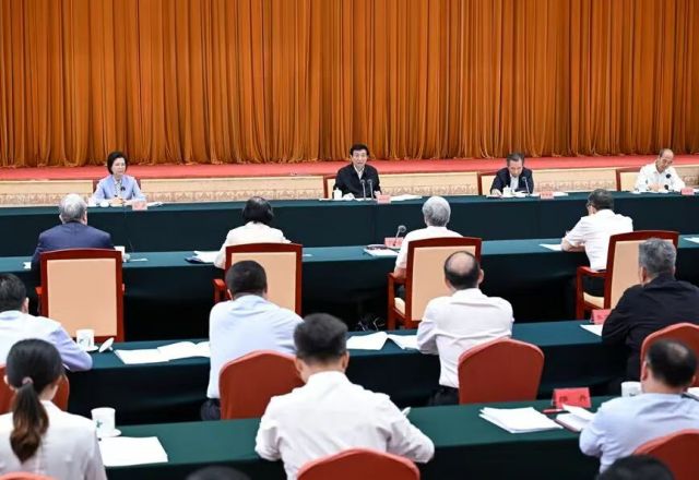 王沪宁出席建设强大国内市场调研协商座谈会