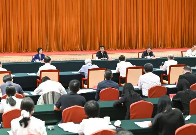 王沪宁出席建设现代化产业体系调研协商座谈会