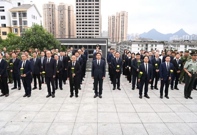 我市举行烈士纪念日向英雄烈士敬献花篮仪式