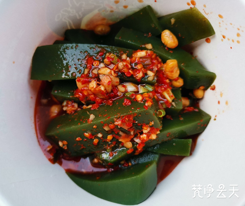 屋前高挂着玉米红椒 村民采摘止不住笑颜 这里,美食不可辜负 印江人懂