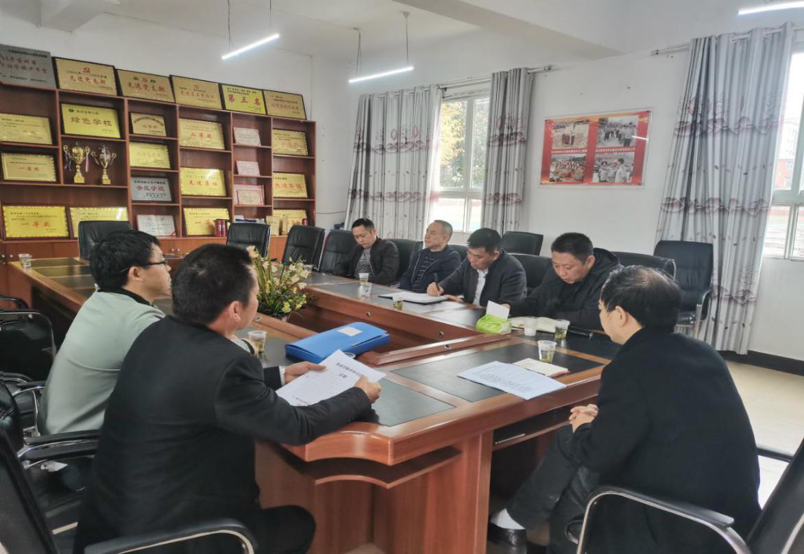 德江县教育局副局长谢江鸿一行到德江县枫香溪八一爱民学校检查指导